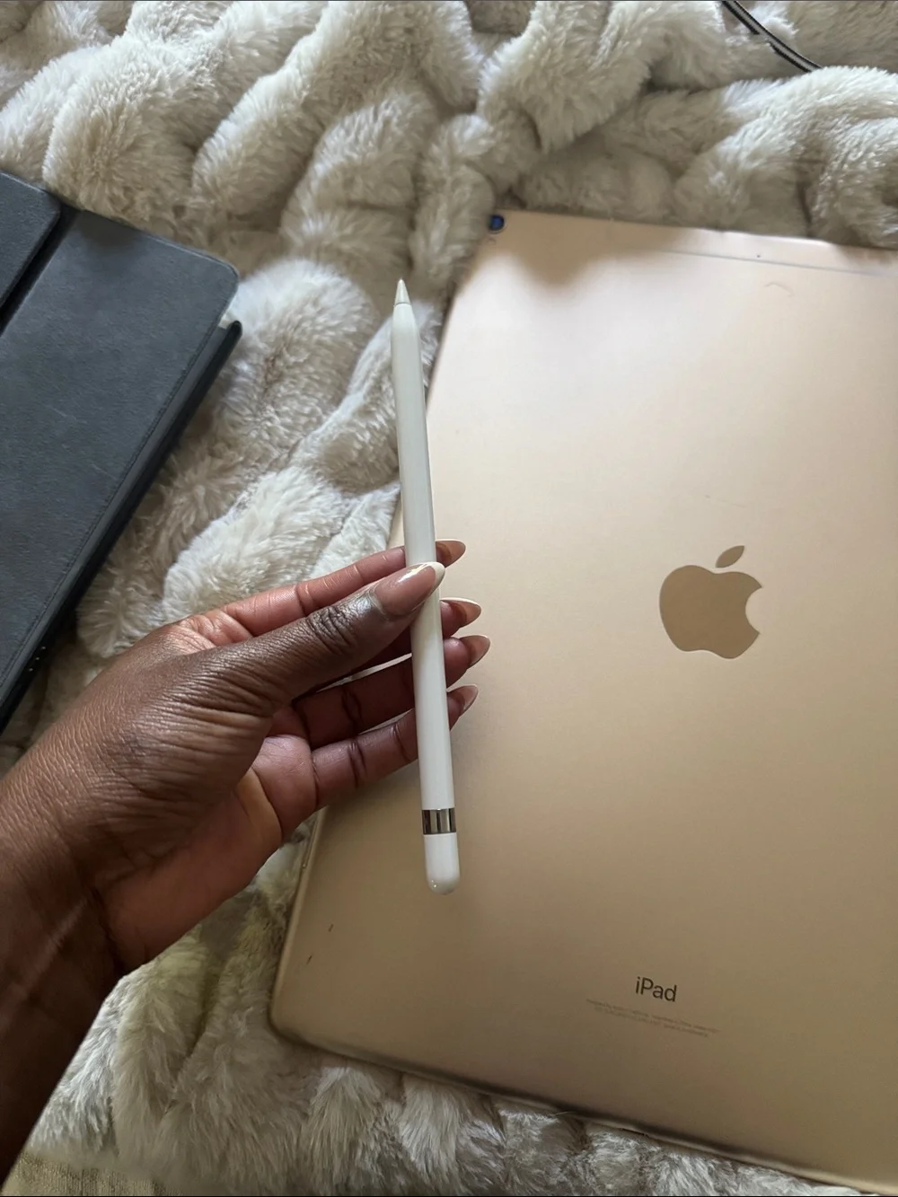 Apple iPad White/Silver Frame Tablet